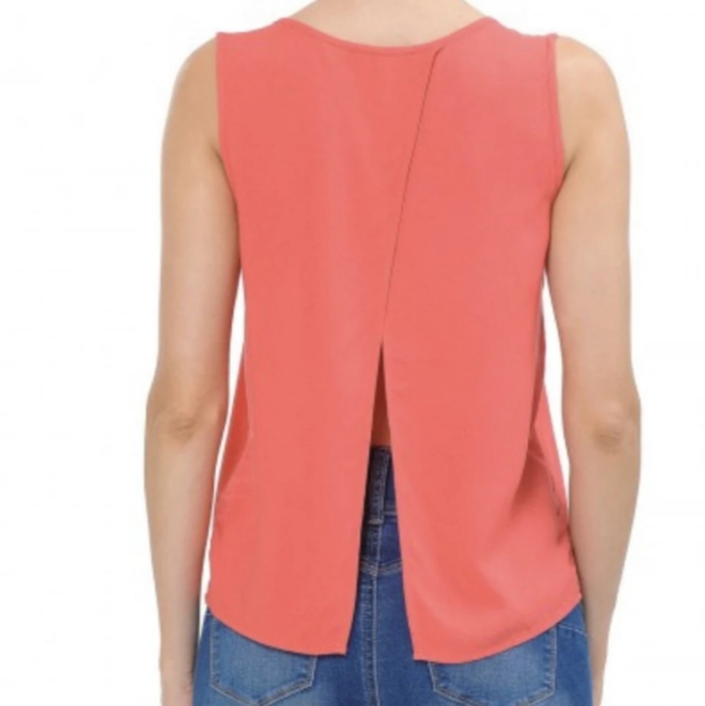 Sleeveless woven top with open tulip back - Picture 2 of 4